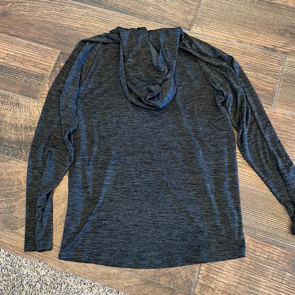 Men’s lightweight Under Armour Pullover - Picture 2 of 2